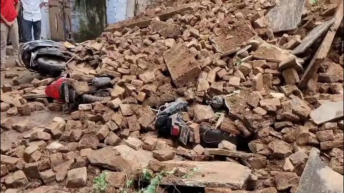 Gwalior : पुराना मकान गिरा, शिकायतें नज़रअंदाज़ करने पर भड़के लोग Gwalior : पुराना मकान गिरा, शिकायतें नज़रअंदाज़ करने पर भड़के लोग