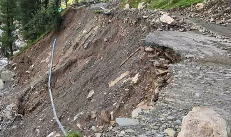 Mandi में 148 सड़कें अवरुद्ध, किसानों को भारी नुकसान का खतरा Mandi में 148 सड़कें अवरुद्ध, किसानों को भारी नुकसान का खतरा