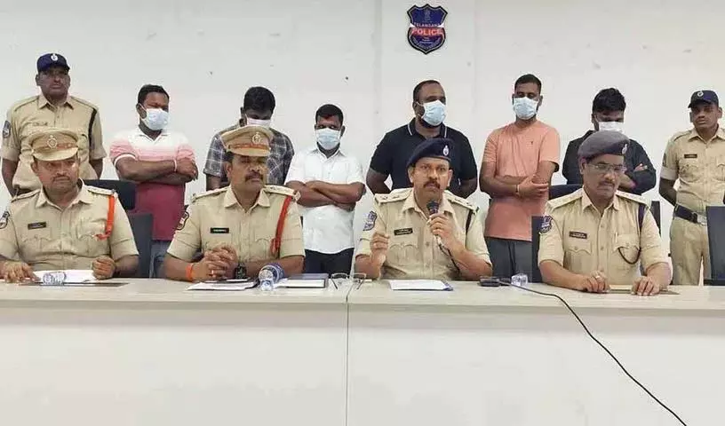 फर्जी दस्तावेजों से हाउसिंग लोन.. 2.61 करोड़ रुपये चुराने वाला कांस्टेबल फर्जी दस्तावेजों से हाउसिंग लोन.. 2.61 करोड़ रुपये चुराने वाला कांस्टेबल