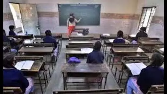 UP : ‘प्रवेश निषेध’ के बोर्ड लगे, असुरक्षित स्कूल भवन गिराए जाएंगे UP : ‘प्रवेश निषेध’ के बोर्ड लगे, असुरक्षित स्कूल भवन गिराए जाएंगे