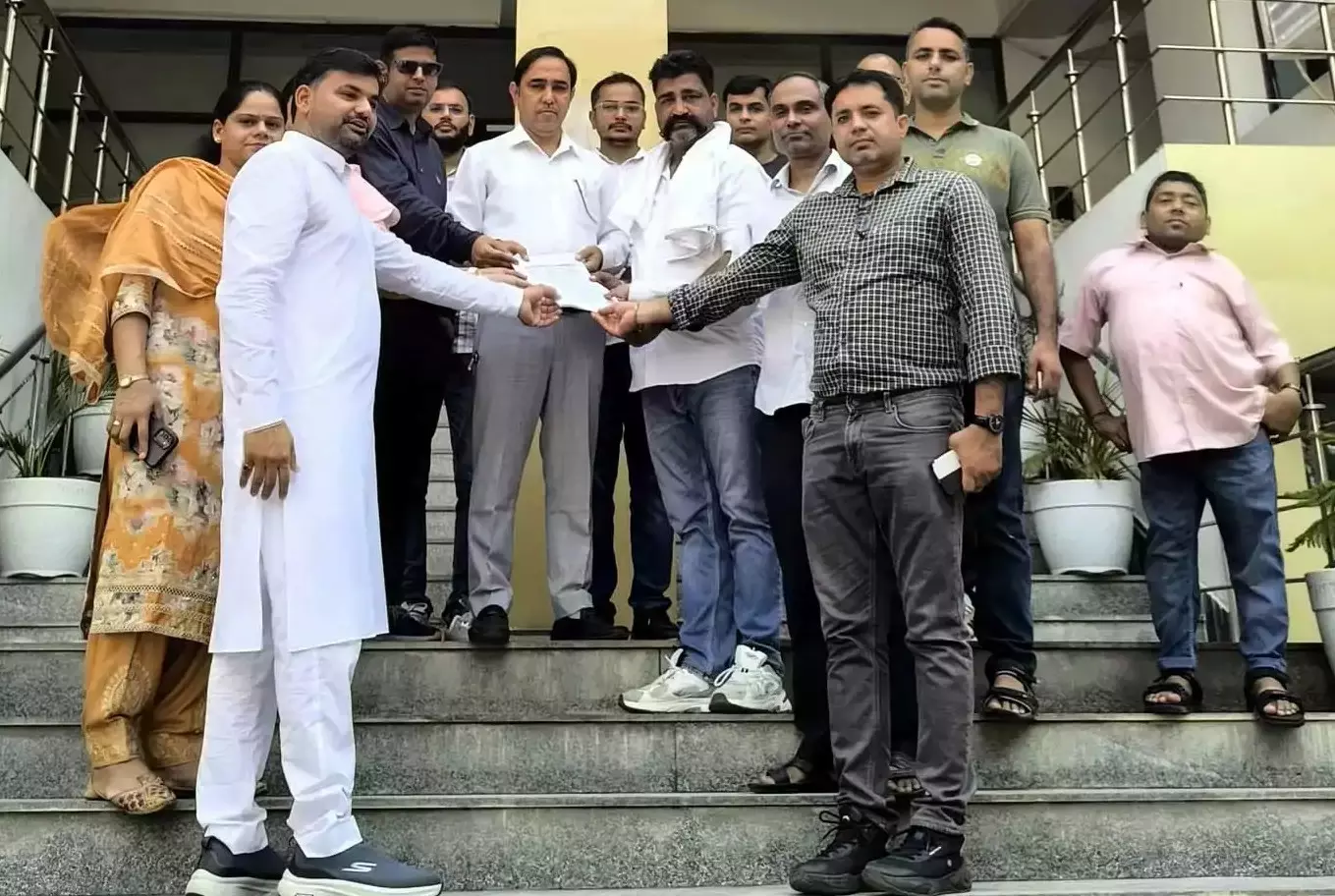 Hisar: ट्रांसफर नीति पर भड़के अशोक नेहरा Hisar: ट्रांसफर नीति पर भड़के अशोक नेहरा