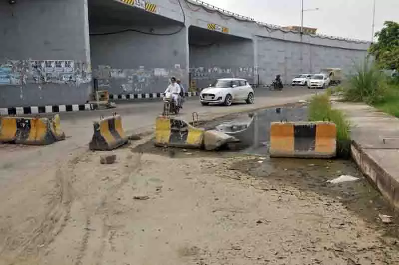 Amritsar: राष्ट्रीय राजमार्ग की बंद सर्विस लेन पार्किंग में तब्दील Amritsar: राष्ट्रीय राजमार्ग की बंद सर्विस लेन पार्किंग में तब्दील