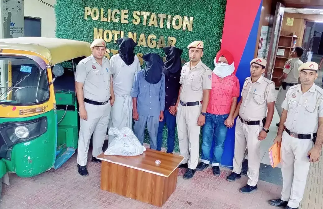 New Delhi: ट्रैफिक लाइट पर साधु बनकर लूटते थे, चार हवालात में New Delhi: ट्रैफिक लाइट पर साधु बनकर लूटते थे, चार हवालात में