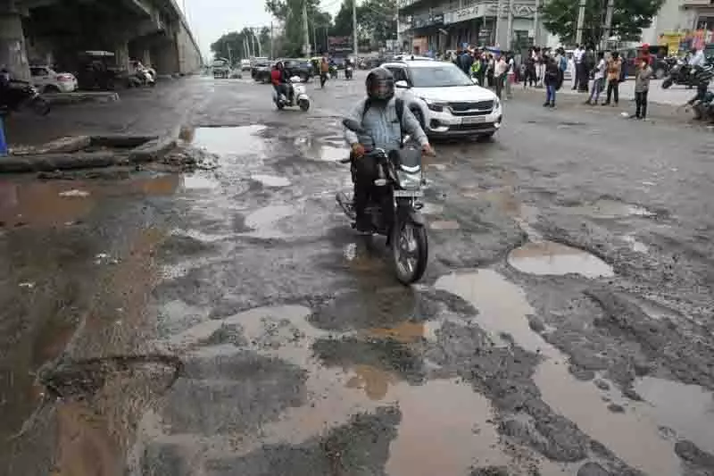 Zirakpur: हाईवे फ्लाईओवर पर सुगम यात्रा, लेकिन स्थानीय यात्रियों के लिए कीचड़ और गड्ढे Zirakpur: हाईवे फ्लाईओवर पर सुगम यात्रा, लेकिन स्थानीय यात्रियों के लिए कीचड़ और गड्ढे