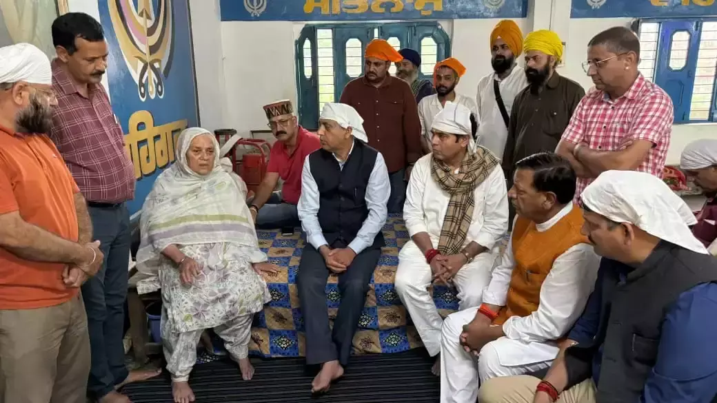 Mandi: बुजुर्गों को इलाज से वंचित करना अमानवीय: जयराम ठाकुर Mandi: बुजुर्गों को इलाज से वंचित करना अमानवीय: जयराम ठाकुर