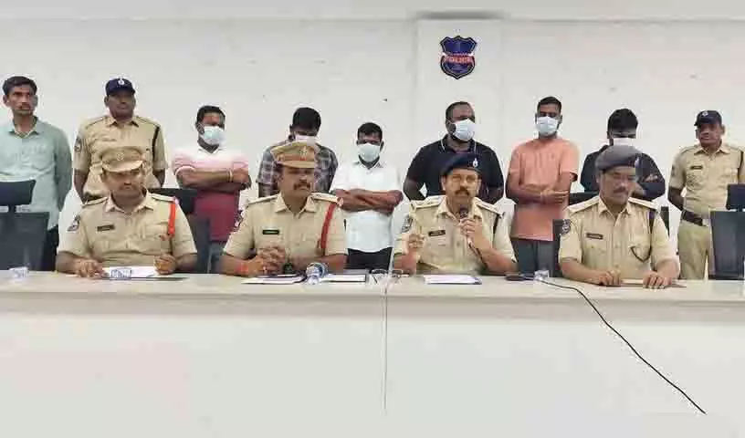 Wanaparthy पुलिस ने कांस्टेबल से जुड़े 2.61 करोड़ रुपये के आवास ऋण धोखाधड़ी का भंडाफोड़ किया Wanaparthy पुलिस ने कांस्टेबल से जुड़े 2.61 करोड़ रुपये के आवास ऋण धोखाधड़ी का भंडाफोड़ किया
