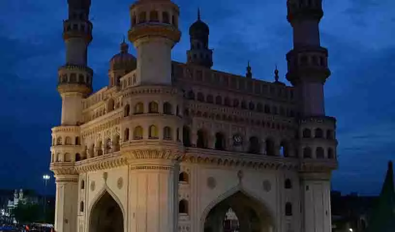 Hyderabad: तीन पीढ़ियां चारमीनार की घड़ियों को जीवित और चलती रख रही Hyderabad: तीन पीढ़ियां चारमीनार की घड़ियों को जीवित और चलती रख रही