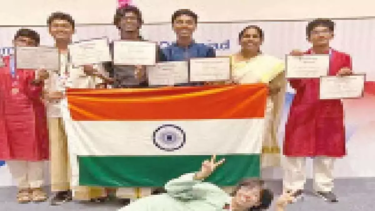 भाषा की बाधाओं को तोड़ते हुए: भारतीय किशोरों ने IOL 2025 में जीत हासिल की भाषा की बाधाओं को तोड़ते हुए: भारतीय किशोरों ने IOL 2025 में जीत हासिल की
