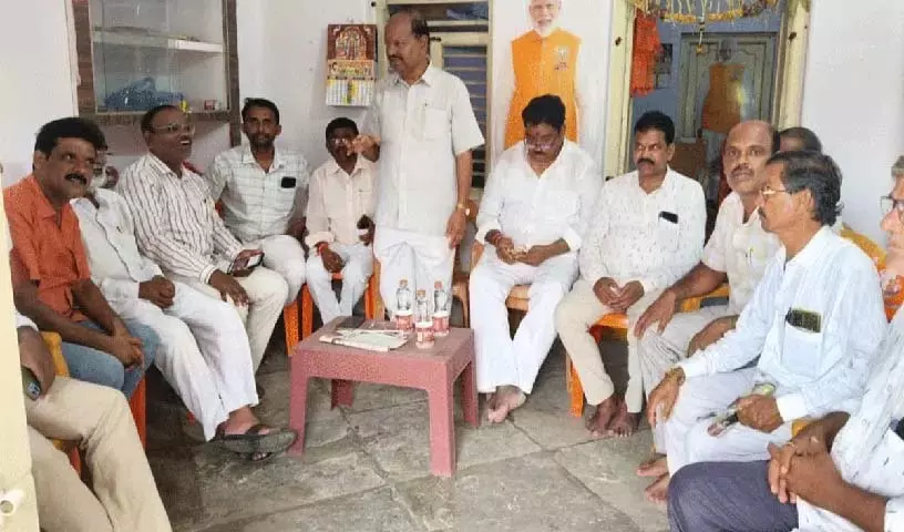 हथकरघा श्रमिकों को सब्सिडी योजनाओं का लाभ उठाना चाहिए: कर्णति धनंजय हथकरघा श्रमिकों को सब्सिडी योजनाओं का लाभ उठाना चाहिए: कर्णति धनंजय