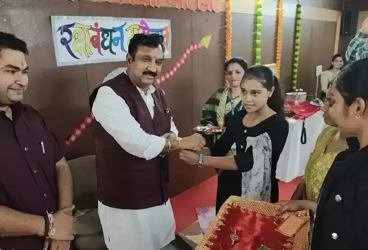 Sehore: मंत्री विजय शाह ने छात्राओं से राखी बंधवा निभाया भाईचारा Sehore: मंत्री विजय शाह ने छात्राओं से राखी बंधवा निभाया भाईचारा
