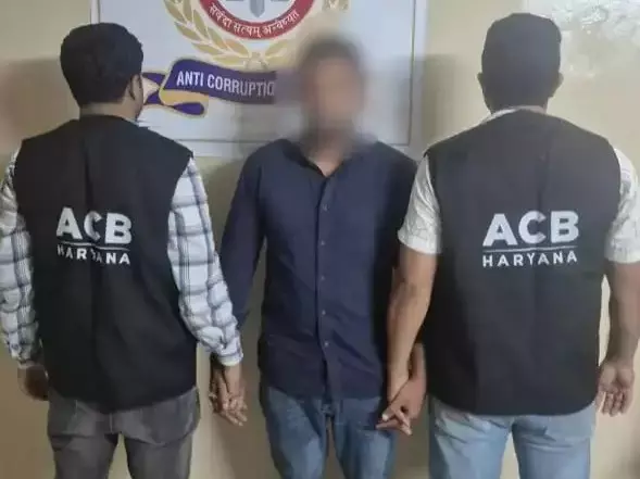 Jind: ठेकेदार का कारिंदा रिश्वत लेते रंगे हाथ गिरफ्तार Jind: ठेकेदार का कारिंदा रिश्वत लेते रंगे हाथ गिरफ्तार