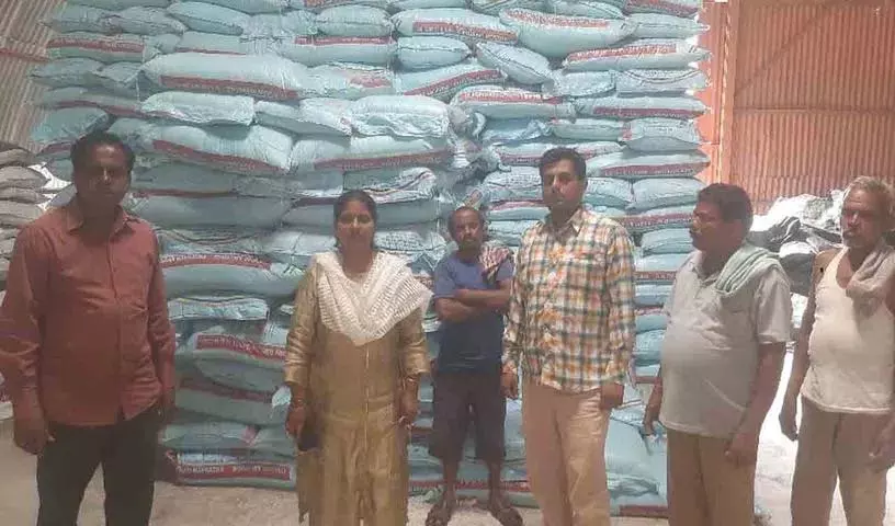 यूरिया ऊंचे दामों पर बेचा तो कार्रवाई होगी: मेडक एडीए विजयनिर्मला यूरिया ऊंचे दामों पर बेचा तो कार्रवाई होगी: मेडक एडीए विजयनिर्मला