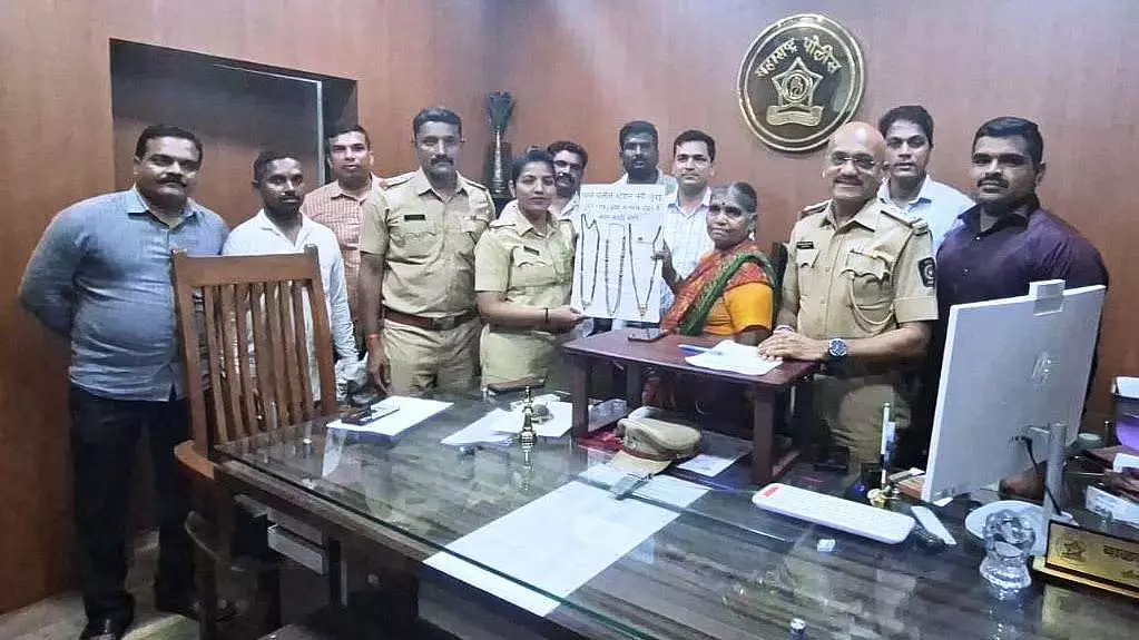 पनवेल में खोया बैग 12 घंटे में बरामद, ₹19.13 लाख के आभूषण मिले पनवेल में खोया बैग 12 घंटे में बरामद, ₹19.13 लाख के आभूषण मिले