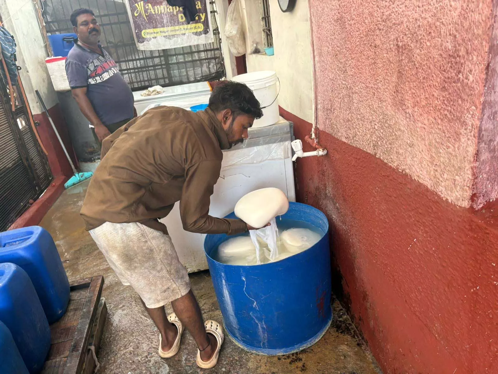 Raipur Breaking: नकली पनीर फैक्ट्री का भंडाफोड़, निगम ने की बड़ी कार्रवाई Raipur Breaking: नकली पनीर फैक्ट्री का भंडाफोड़, निगम ने की बड़ी कार्रवाई