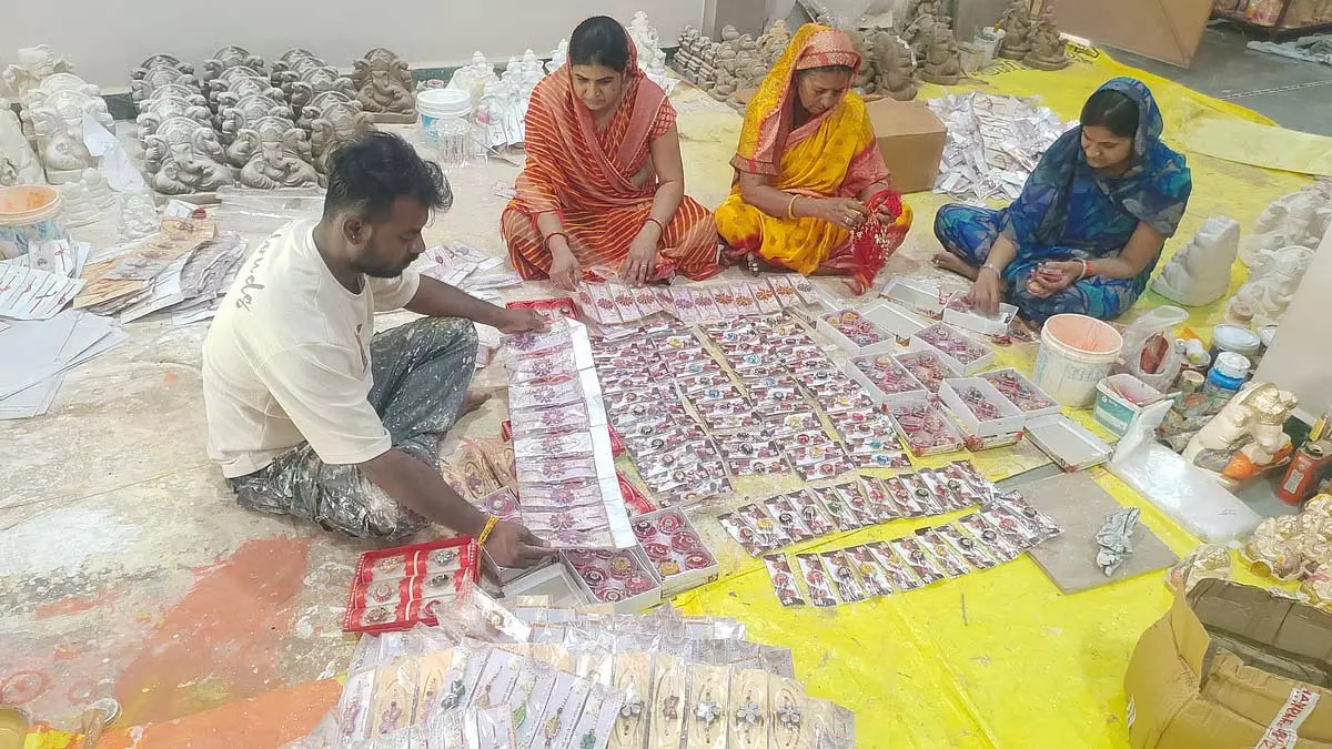 Madhya Pradesh : सुसनेर की गाय के गोबर से बनी राखी तुलसी में बदल गई Madhya Pradesh : सुसनेर की गाय के गोबर से बनी राखी तुलसी में बदल गई