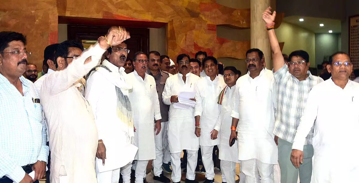 कांग्रेस ने सदन से बहिर्गमन, सरकार पर भ्रष्टाचार का आरोप कांग्रेस ने सदन से बहिर्गमन, सरकार पर भ्रष्टाचार का आरोप