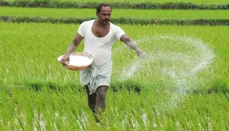 ओडिशा में बरगढ़ की 6 उर्वरक दुकानों के लाइसेंस निलंबित ओडिशा में बरगढ़ की 6 उर्वरक दुकानों के लाइसेंस निलंबित