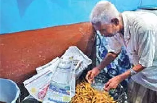 ब्रिटेन में बूढ़े आदमी का दर्द फैल रहा ब्रिटेन में बूढ़े आदमी का दर्द फैल रहा