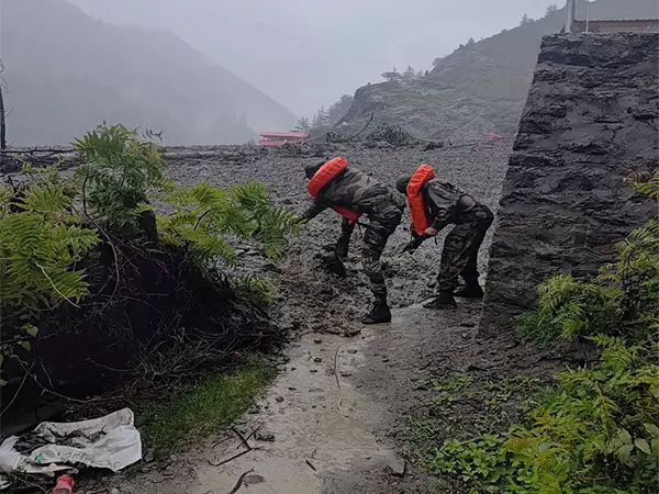 Uttarkashi में धराली के पास भूस्खलन के बाद सेना ने तेजी से बचाव अभियान चलाया Uttarkashi में धराली के पास भूस्खलन के बाद सेना ने तेजी से बचाव अभियान चलाया