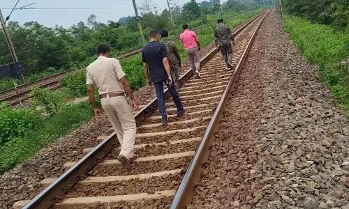 ट्रेन पलटाने की साजिश, खुले पेंड्रोल क्लिप पर पड़ी कीमैन की नजर