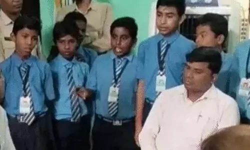 कुत्ते का जूठा खाना बच्चों को परोसने का मामला, हाईकोर्ट ने स्कूल शिक्षा सचिव से मांगा लापरवाही का जवाब कुत्ते का जूठा खाना बच्चों को परोसने का मामला, हाईकोर्ट ने स्कूल शिक्षा सचिव से मांगा लापरवाही का जवाब