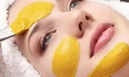 Glowing Skin: हल्दी और बेसन बना नया ब्यूटी ट्रेंड Glowing Skin: हल्दी और बेसन बना नया ब्यूटी ट्रेंड