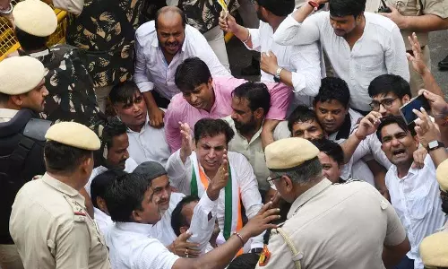 कांग्रेस ने दिल्ली विधानसभा के बाहर जेजे क्लस्टर ध्वस्तीकरण के खिलाफ विरोध प्रदर्शन किया