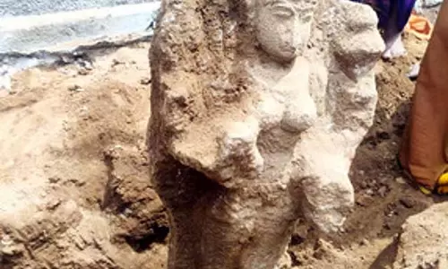 उत्तमचोलपुरम करपुरानाथ मंदिर के जीर्णोद्धार के दौरान मिली मूर्ति उत्तमचोलपुरम करपुरानाथ मंदिर के जीर्णोद्धार के दौरान मिली मूर्ति