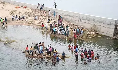 Tamil Nadu : कोल्लिडम नदी में किसानों का विरोध प्रदर्शन