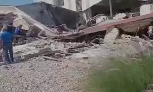 Hyderabad: तीन मंजिला इमारत की छत गिरने से मलबे में फंसे 5 लोग, बचाव अभियान जारी Hyderabad: तीन मंजिला इमारत की छत गिरने से मलबे में फंसे 5 लोग, बचाव अभियान जारी