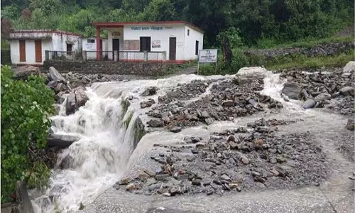 Pithoragarh: भूस्खलन के कारण 30 यात्री फंसे, पुलिस ने सुरक्षित स्थान पर पहुंचाया Pithoragarh: भूस्खलन के कारण 30 यात्री फंसे, पुलिस ने सुरक्षित स्थान पर पहुंचाया