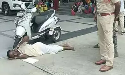 Telangana में प्रजावाणी के दौरान विकलांग व्यक्ति ने विरोध प्रदर्शन किया