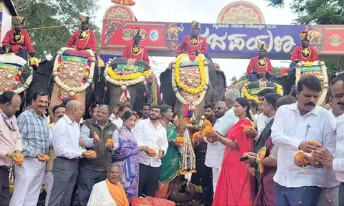 Karnataka: मंत्री खांडरे ने वन्यजीव संरक्षण के आह्वान के साथ दशहरा हाथियों को हरी झंडी दिखाई Karnataka: मंत्री खांडरे ने वन्यजीव संरक्षण के आह्वान के साथ दशहरा हाथियों को हरी झंडी दिखाई
