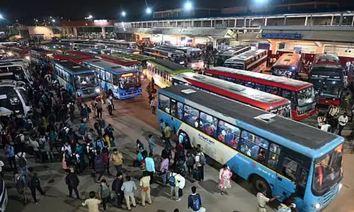 कर्नाटक में परिवहन कर्मचारियों की हड़ताल शुरू: यात्रियों को परेशानी कर्नाटक में परिवहन कर्मचारियों की हड़ताल शुरू: यात्रियों को परेशानी
