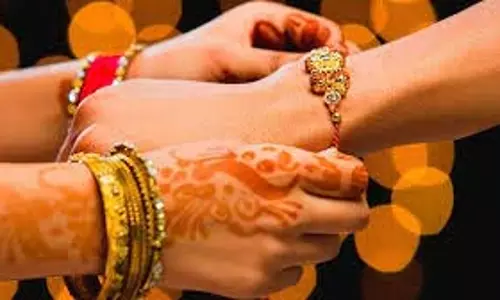 Raksha Bandhan 2025: रक्षाबंधन के दिन राखी बांधने के साथ करें ये अचूक उपाय Raksha Bandhan 2025: रक्षाबंधन के दिन राखी बांधने के साथ करें ये अचूक उपाय