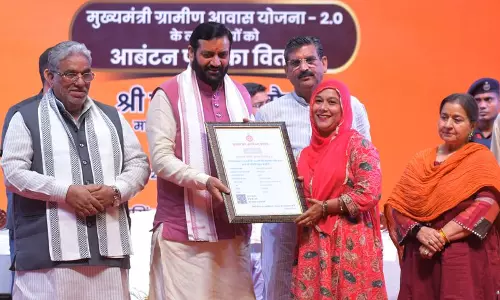 EWS लाभार्थियों को संपत्ति प्रमाण पत्र, भूखंड आवंटन पत्र वितरित किए