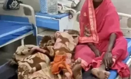 Balrampur: पैदल अस्पताल जा रही महिला ने बीच रास्ते में बच्चे को जन्म दिया Balrampur: पैदल अस्पताल जा रही महिला ने बीच रास्ते में बच्चे को जन्म दिया