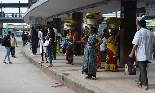 परिवहन कर्मचारियों की हड़ताल: यात्रियों का विरोध प्रदर्शन परिवहन कर्मचारियों की हड़ताल: यात्रियों का विरोध प्रदर्शन