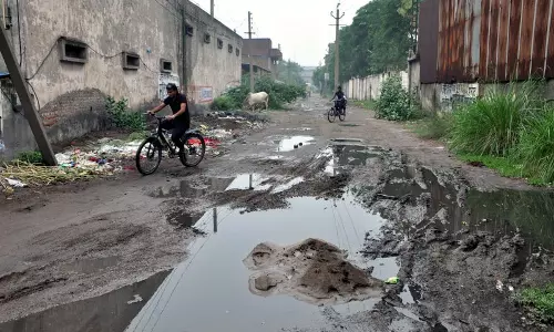 नागरिक सुविधाओं से वंचित ‘टेक्सटाइल सिटी’ में फीके वादे, उलझी उम्मीदें नागरिक सुविधाओं से वंचित ‘टेक्सटाइल सिटी’ में फीके वादे, उलझी उम्मीदें