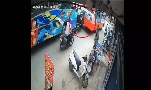 दो बसों के बीच फंसकर ऑटो कुचला : चार लोग बाल-बाल बचे दो बसों के बीच फंसकर ऑटो कुचला : चार लोग बाल-बाल बचे