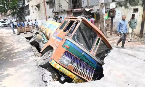 Banjara Hills में पानी का टैंकर गिरने से नाले पर सड़क धंसी, किसी के हताहत होने की खबर नहीं