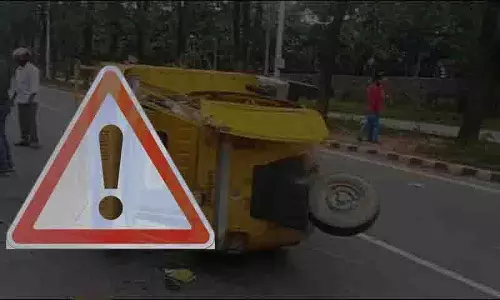 Mancherial में ऑटो रिक्शा पलटने से छह छात्र घायल
