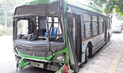 डीटीसी बस के कई वाहनों से टकराने से ऑटो चालक की मौत