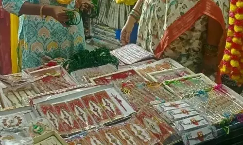 AP: राखी पूर्णिमा की धूम से विशाखापत्तनम के बाजार गुलजार