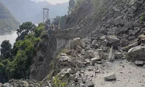 पहाड़ खतरे में, Himachal को बेतहाशा विकास की कीमत चुकानी पड़ रही पहाड़ खतरे में, Himachal को बेतहाशा विकास की कीमत चुकानी पड़ रही