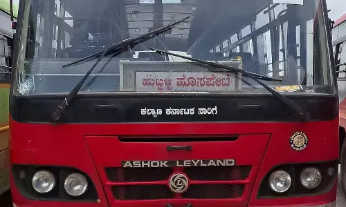 परिवहन कर्मचारियों की हड़ताल: हुबली में उपद्रवियों ने बस पर पथराव किया परिवहन कर्मचारियों की हड़ताल: हुबली में उपद्रवियों ने बस पर पथराव किया