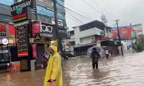 भारी बारिश से जनजीवन अस्त-व्यस्त; कोच्चि में कई जगहों पर जलभराव, रेड अलर्ट जारी भारी बारिश से जनजीवन अस्त-व्यस्त; कोच्चि में कई जगहों पर जलभराव, रेड अलर्ट जारी