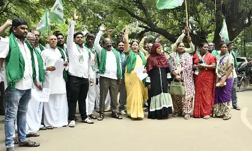 Karnataka : सरकार पर्याप्त यूरिया की आपूर्ति करने में विफल रही Karnataka : सरकार पर्याप्त यूरिया की आपूर्ति करने में विफल रही