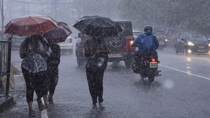 Kerala: तीन जिलों में अत्यधिक भारी बारिश का अनुमान, रेड अलर्ट जारी Kerala: तीन जिलों में अत्यधिक भारी बारिश का अनुमान, रेड अलर्ट जारी
