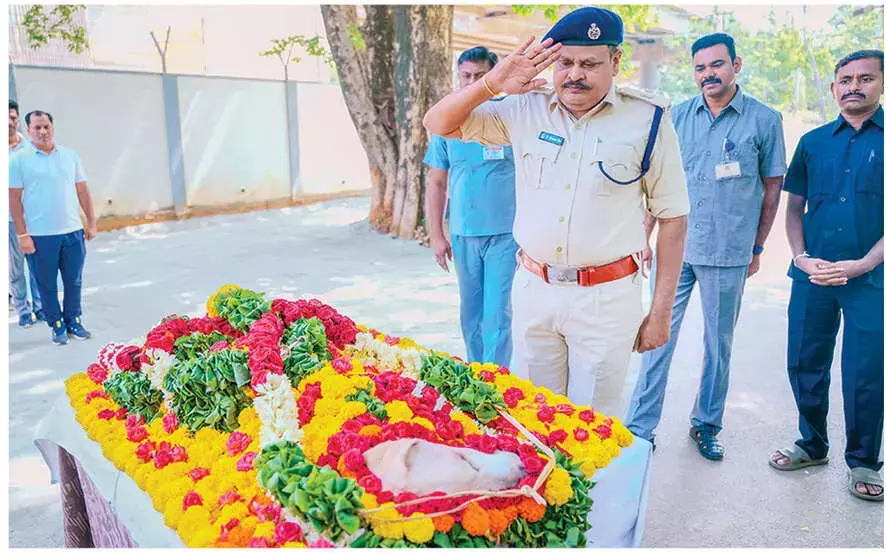 Andhra: पुलिस कुत्ते को दफनाया गया Andhra: पुलिस कुत्ते को दफनाया गया